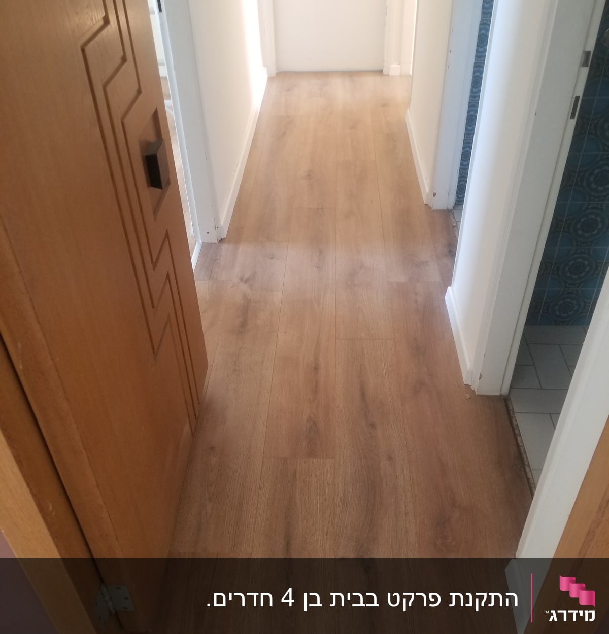 רצפת פרקט עץ במסדרון עם דלתות עץ